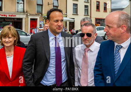 Dunmanway, West Cork, Irland. Juli 2018. Taoiseach Leo Varadkar besuchte heute Dunmanway, um den Geburtsort und die letzte Ruhestätte von Sam Maguire zu sehen. Er besuchte auch die Sam Maguire Glocken in der St. Mary's Church. Leo Varadkar ist mit Deirdre Clune, MEP, Sean Kelly, MEP und Jim Daly, Fine Gael TD, abgebildet. Quelle: AG News/Alamy Live News. Stockfoto