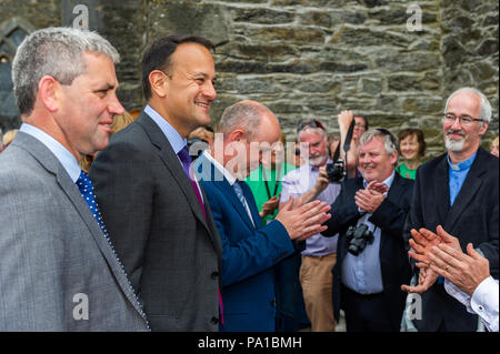 Dunmanway, West Cork, Irland. Juli 2018. Taoiseach Leo Varadkar besuchte heute Dunmanway, um den Geburtsort und die letzte Ruhestätte von Sam Maguire zu sehen. Er besuchte auch die Sam Maguire Glocken in der St. Mary's Church. Rev Cliff Jeffers, Rektor der Fanlobbus Union, begrüßte den Taoiseach in der St. Mary's Church. Quelle: AG News/Alamy Live News. Stockfoto