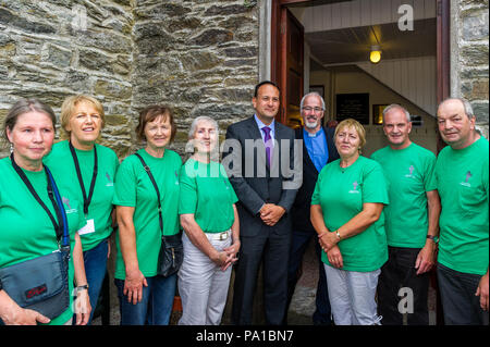 Dunmanway, West Cork, Irland. Juli 2018. Taoiseach Leo Varadkar besuchte heute Dunmanway, um den Geburtsort und die letzte Ruhestätte von Sam Maguire zu sehen. Er besuchte auch die Sam Maguire Glocken in der St. Mary's Church. Rev Cliff Jeffers, Rektor der Fanlobbus Union, und das Sam Maguire Community Bells Team posierten für ein Bild mit dem Taoiseach. Quelle: AG News/Alamy Live News. Stockfoto