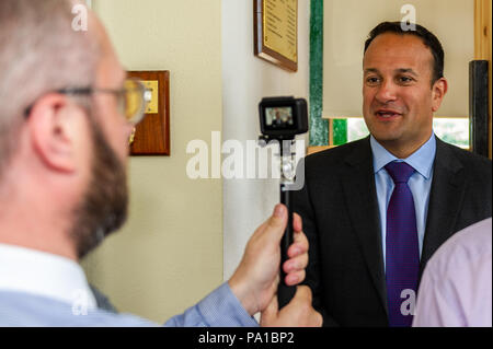 Dunmanway, West Cork, Irland. Juli 2018. Taoiseach Leo Varadkar besuchte heute Dunmanway, um den Geburtsort und die letzte Ruhestätte von Sam Maguire zu sehen. Er besuchte auch die Sam Maguire Glocken in der St. Mary's Church. Der Taoiseach gab dem Filmemacher Brendan Hayes ein Interview. Quelle: AG News/Alamy Live News. Stockfoto