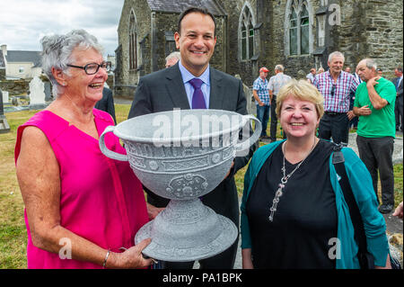 Dunmanway, West Cork, Irland. Juli 2018. Taoiseach Leo Varadkar besuchte heute Dunmanway, um den Geburtsort und die letzte Ruhestätte von Sam Maguire zu sehen. Er besuchte auch die Sam Maguire Glocken in der St. Mary's Church. Der Taoiseach wurde eine gestrickte Version der Sam Maguire Trophäe gezeigt, die von lokalen Damen gemacht wurde. Quelle: AG News/Alamy Live News. Stockfoto