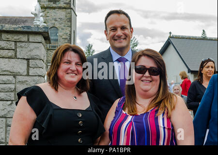 Dunmanway, West Cork, Irland. Juli 2018. Taoiseach Leo Varadkar besuchte heute Dunmanway, um den Geburtsort und die letzte Ruhestätte von Sam Maguire zu sehen. Er besuchte auch die Sam Maguire Glocken in der St. Mary's Church. Der Taoiseach trifft auf einem spontanen Spaziergang auf die örtlichen Damen. Quelle: AG News/Alamy Live News. Stockfoto