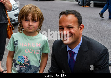 Dunmanway, West Cork, Irland. Juli 2018. Taoiseach Leo Varadkar besuchte heute Dunmanway, um den Geburtsort und die letzte Ruhestätte von Sam Maguire zu sehen. Er besuchte auch die Sam Maguire Glocken in der St. Mary's Church. Der Taoiseach traf den jungen Ryan Brickley aus Dunmanway. Quelle: AG News/Alamy Live News. Stockfoto