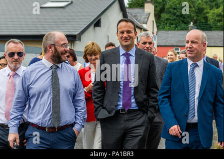 Dunmanway, West Cork, Irland. Juli 2018. Taoiseach Leo Varadkar besuchte heute Dunmanway, um den Geburtsort und die letzte Ruhestätte von Sam Maguire zu sehen. Er besuchte auch die Sam Maguire Glocken in der St. Mary's Church. Der Taoiseach ist mit Sean Kelly, MEP, Filmemacher Brendan Hayes und Jim Daly, TD, abgebildet. Quelle: AG News/Alamy Live News. Stockfoto