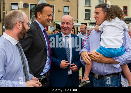 Dunmanway, West Cork, Irland. Juli 2018. Taoiseach Leo Varadkar besuchte heute Dunmanway, um den Geburtsort und die letzte Ruhestätte von Sam Maguire zu sehen. Er besuchte auch die Sam Maguire Glocken in der St. Mary's Church. Der Taoiseach traf im Rahmen seines Besuchs Anwohner. Quelle: AG News/Alamy Live News. Stockfoto