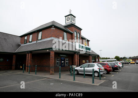 Rochdale, Großbritannien. Juli 2018 20. Morrisons Supermärkte haben angekündigt, dass Sie die Gastronomie für autistische Kunden, indem Sie die ruhigeren Stunde' Sitzungen an einem Samstag Morgen zwischen 9 Uhr und 10 Uhr. Alle 439 Stores in Großbritannien wird Teil, wo das Personal über die tannoy System zu vermeiden wird, werden die Lichter gedimmt werden und Musik wurde von. Rochdale, 20. Juli 2018 (C) Barbara Cook/Alamy leben Nachrichten Stockfoto