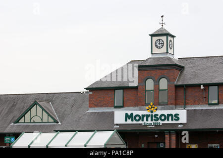 Rochdale, Großbritannien. Juli 2018 20. Morrisons Supermärkte haben angekündigt, dass Sie die Gastronomie für autistische Kunden, indem Sie die ruhigeren Stunde' Sitzungen an einem Samstag Morgen zwischen 9 Uhr und 10 Uhr. Alle 439 Stores in Großbritannien wird Teil, wo das Personal über die tannoy System zu vermeiden wird, werden die Lichter gedimmt werden und Musik wurde von. Rochdale, 20. Juli 2018 (C) Barbara Cook/Alamy leben Nachrichten Stockfoto