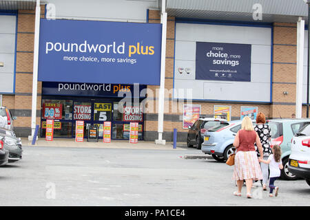 Rochdale, Großbritannien. Juli 2018 20. Es wurde angekündigt, dass Poundeworld aufhören wird auf hohe Straßen ab nächsten Monat mit Administratoren sagen es versäumt hatte, einen Käufer zu finden. Poundland Plus Store auf Kingsway Retail Park hält eine Schließung Verkauf, Kingsway, Rochdale, 20. Juli 2018 (C) Barbara Cook/Alamy leben Nachrichten Stockfoto