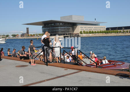 Kopenhagen/Dänemark, 20. JULI 2018 . Lokale und Reisende enjy Sonne und genießen Sie ein Sonnenbad am Hafen in der dänischen Hauptstadt Kopenhagen und Menschen Bootsfahrt genießen Juli Sommertag. (Foto. Franz Joseph Dean/Deanpictures. Credit: Francis Joseph Dean/Deanpictures/Alamy leben Nachrichten Stockfoto