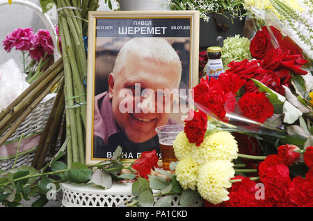 Kiew, Ukraine. 20. Juli 2018. Blumen an der Szene, in der der Journalist Pavel Sheremet vor zwei Jahren in Kiew, Ukraine getötet wurde. Menschen versammelt, um im Speicher von Pavel Sheremet, verlangt eine Untersuchung seiner Tötung. Weißrussland geborene russische Journalistin Pavel Sheremet war in einem Auto Explosion in der Innenstadt von Kiew, am 20. Juli 2016 ermordet. Credit: Serg Glovny/ZUMA Draht/Alamy leben Nachrichten Stockfoto