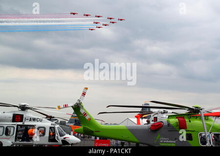 Farnborough, Großbritannien. Juli 2018 20. Die roten Pfeile, um die Besucher mit einem Flypast begrüßt. Quelle: Uwe Deffner/Alamy leben Nachrichten Stockfoto