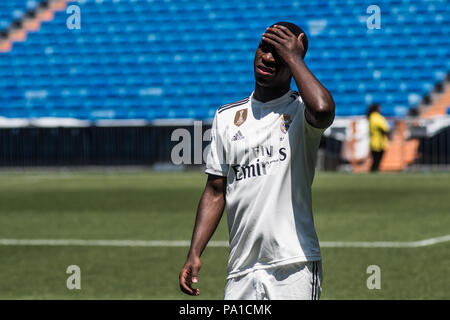 Madrid, Spanien. 20. Juli 2018. Real Madrid's Neue Brasilianische vorwärts Vinicius Junior während seiner offiziellen Präsentation im Santiago Bernabeu Stadion von Madrid, Spanien. Credit: Marcos del Mazo/Alamy leben Nachrichten Stockfoto