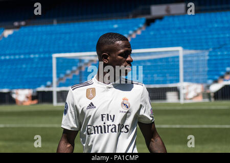 Madrid, Spanien. 20. Juli 2018. Real Madrid's Neue Brasilianische vorwärts Vinicius Junior während seiner offiziellen Präsentation im Santiago Bernabeu Stadion von Madrid, Spanien. Credit: Marcos del Mazo/Alamy leben Nachrichten Stockfoto