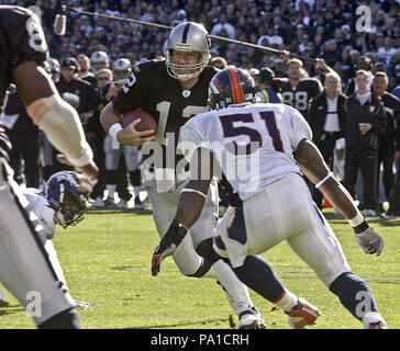 Oakland, Kalifornien, USA. 22 Dez, 2002. Denver Broncos linebacker John MOBLEY (51) jagt die Oakland Raiders Quarterback Rich Gannon (12) am Sonntag, 22 Dezember, 2002 in Oakland, Kalifornien. Die Räuber besiegt die Broncos 28-16. Credit: Al Golub/ZUMA Draht/Alamy leben Nachrichten Stockfoto