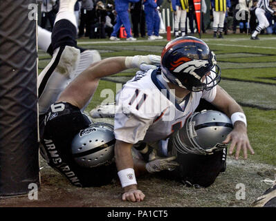 Oakland, Kalifornien, USA. 22 Dez, 2002. Oakland Raiders defensiver Trace Armstrong (93) zieht die Denver Broncos Quarterback Steve Beuerlein (11) am Sonntag, 22 Dezember, 2002 in Oakland, Kalifornien. Die Räuber besiegt die Broncos 28-16. Credit: Al Golub/ZUMA Draht/Alamy leben Nachrichten Stockfoto