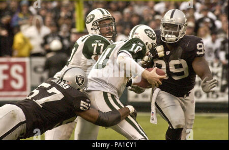 Oakland, Kalifornien, USA. 12. Jan 2003. Oakland Raiders defensiver Roderick Coleman (57) und Defensive End DeLawrence Grant (99) Sack New York Jets quarterback Chad Pennington (10) am Sonntag, 12 Januar, 2003 in Oakland, Kalifornien. Die Räuber besiegt die Jets 30-10 in Abteilung Endspiel Spiel. Credit: Al Golub/ZUMA Draht/Alamy leben Nachrichten Stockfoto