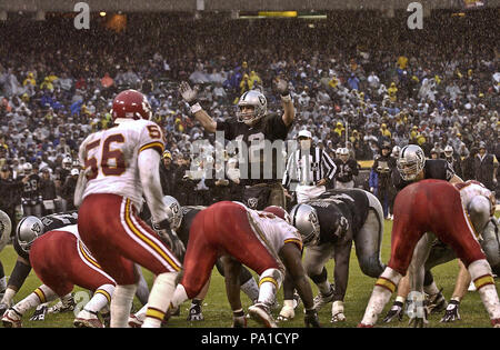 Oakland, Kalifornien, USA. 28 Dez, 2002. Oakland Raiders Quarterback Rich Gannon (12) am Samstag, 28 Dezember, 2002 in Oakland, Kalifornien. Die Räuber besiegt die Leiter 24-0. Credit: Al Golub/ZUMA Draht/Alamy leben Nachrichten Stockfoto