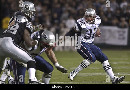 Oakland, Kalifornien, USA. 17. Nov, 2002. New England Patriots zurück laufen Antowain Smith (32) am Sonntag, 17. November 2002 in Oakland, Kalifornien. Die Räuber besiegt die Patrioten 27-20. Credit: Al Golub/ZUMA Draht/Alamy leben Nachrichten Stockfoto