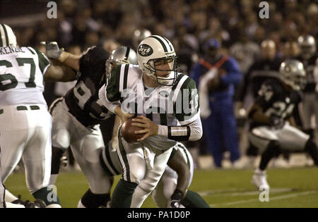 Oakland, Kalifornien, USA. 2. Dez, 2002. New York Jets quarterback Chad Pennington (10) am Montag, 2. Dezember 2002 in Oakland, Kalifornien. Die Räuber besiegt die Jets 26-20. Credit: Al Golub/ZUMA Draht/Alamy leben Nachrichten Stockfoto