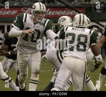 Oakland, Kalifornien, USA. 12. Jan 2003. New York Jets quarterback Chad Pennington (10) Hände weg nach New York Jets zurück laufen Curtis Martin (28) am Sonntag, 12 Januar, 2003 in Oakland, Kalifornien. Die Räuber besiegt die Jets 30-10 in Abteilung Endspiel Spiel. Credit: Al Golub/ZUMA Draht/Alamy leben Nachrichten Stockfoto