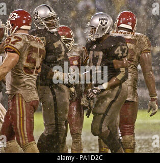 Oakland, Kalifornien, USA. 28 Dez, 2002. Oakland Raiders guard Mo Collins (79) gratuliert zurück laufen Tyrone Wheatley (47) auf Touchdown am Samstag, 28 Dezember, 2002 in Oakland, Kalifornien. Die Räuber besiegt die Leiter 24-0. Credit: Al Golub/ZUMA Draht/Alamy leben Nachrichten Stockfoto