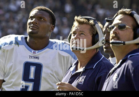 Oakland, Kalifornien, USA. 29 Sep, 2002. Tennessee Titans Quarterback Steve McNair (9) mit Offensive Coordinator Mike Heimerdinger und Head Coach Jeff Fisher am Sonntag, 29. September 2002 in Oakland, Kalifornien. Die Räuber besiegt die Titanen 52-25. Credit: Al Golub/ZUMA Draht/Alamy leben Nachrichten Stockfoto