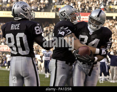 Oakland, Kalifornien, USA. 19. Jan 2003. Oakland Raiders wide receiver Jerry Rice (80) und Jerry Porter (84) feiern Touchdown am Sonntag, 19. Januar 2003 in Oakland, Kalifornien. Die Räuber besiegt die Titanen 41-24 in der Conference Championship Game. Credit: Al Golub/ZUMA Draht/Alamy leben Nachrichten Stockfoto