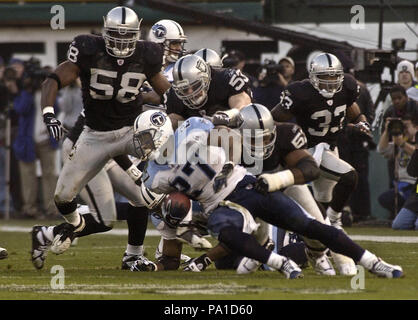 Oakland, Kalifornien, USA. 19. Jan 2003. Tennessee Titans zurück läuft Eddie George (27) am Sonntag, 19. Januar 2003 in Oakland, Kalifornien. Die Räuber besiegt die Titanen 41-24 in der Conference Championship Game. Credit: Al Golub/ZUMA Draht/Alamy leben Nachrichten Stockfoto