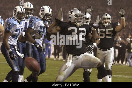 Oakland, Kalifornien, USA. 19. Jan 2003. Oakland Raiders voll zurück Zack Crockett (32) Tänze Touchdown zu feiern am Sonntag, 19. Januar 2003 in Oakland, Kalifornien. Die Räuber besiegt die Titanen 41-24 in der Conference Championship Game. Credit: Al Golub/ZUMA Draht/Alamy leben Nachrichten Stockfoto