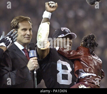 Oakland, Kalifornien, USA. 19. Jan 2003. Oakland Raiders wide receiver Tim Brown (81) und Tochter feiern Meisterschaft gewinnen am Sonntag, 19. Januar 2003 in Oakland, Kalifornien. Die Räuber besiegt die Titanen 41-24 in der Conference Championship Game. Credit: Al Golub/ZUMA Draht/Alamy leben Nachrichten Stockfoto