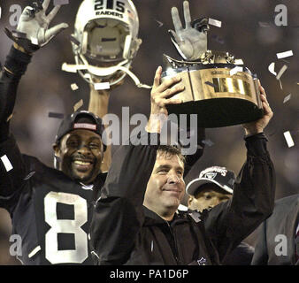 Oakland, Kalifornien, USA. 19. Jan 2003. Bill Callahan und Jerry Rice feiern Meisterschaft Trophy am Sonntag, 19. Januar 2003 in Oakland, Kalifornien. Die Räuber besiegt die Titanen 41-24 in der Conference Championship Game. Credit: Al Golub/ZUMA Draht/Alamy leben Nachrichten Stockfoto