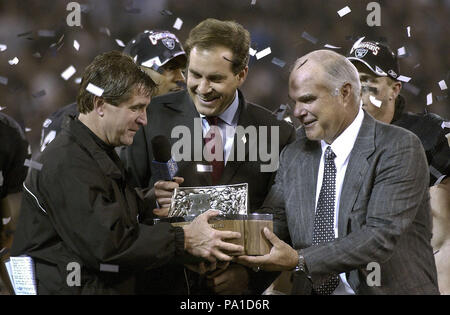 Oakland, Kalifornien, USA. 19. Jan 2003. Raiders Head Coach Bill Callahan erhält WM-Trophäe am Sonntag, 19. Januar 2003 in Oakland, Kalifornien. Die Räuber besiegt die Titanen 41-24 in der Conference Championship Game. Credit: Al Golub/ZUMA Draht/Alamy leben Nachrichten Stockfoto