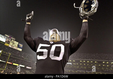 Oakland, Kalifornien, USA. 19. Jan 2003. Oakland Raiders Linebacker Eric Barton (50) feiert Meisterschaft am Sonntag, 19. Januar 2003 in Oakland, Kalifornien. Die Räuber besiegt die Titanen 41-24 in der Conference Championship Game. Credit: Al Golub/ZUMA Draht/Alamy leben Nachrichten Stockfoto