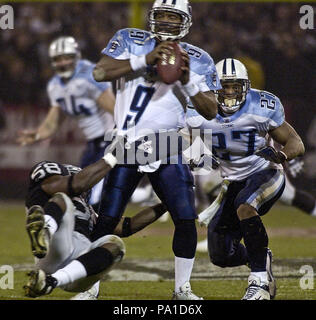 Oakland, Kalifornien, USA. 19. Jan 2003. Oakland Raiders linebacker Napoleon Harris (58) Säcke Tennessee Titans Quarterback Steve McNair (9) am Sonntag, 19. Januar 2003 in Oakland, Kalifornien. Die Räuber besiegt die Titanen 41-24 in der Conference Championship Game. Credit: Al Golub/ZUMA Draht/Alamy leben Nachrichten Stockfoto