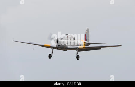 Farnborough, Hampshire, UK. 20. Juli, 2018. Letzten Tag des alle zwei Jahre stattfindenden Internationalen Handel Farnborough Airshow FIA 2018, in der Regel einen Übergang Tag als Business Kunden verlassen in VIP-Jets und Mitglieder der Öffentlichkeit ankommen zu sehen der Aufbau für das Wochenende öffentliche Airshow. Eine Vielzahl der älteren militärischen Flugzeugen anreisen Teil in das Wochenende fliegen und Static Display mit einer De Havilland Canada DHC-1 Chipmunk zu nehmen. Credit: Malcolm Park/Alamy Leben Nachrichten. Stockfoto
