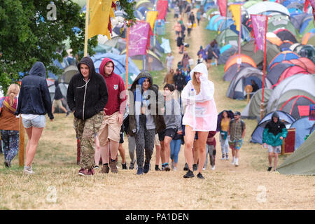 Nozstock Festival in der Nähe von Bromyard, Herefordshire, UK-Freitag, Juli 2018 20 - Festivalbesucher Kampf durch den starken Regen der auf Nozstock am späten Nachmittag angekommen - Foto Steven Mai/Alamy leben Nachrichten Stockfoto