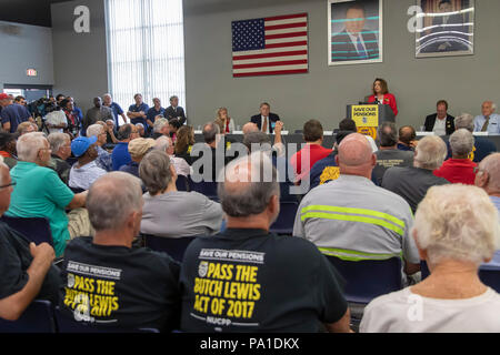 Detroit, Michigan, USA - 20. Juli 2018-Repräsentantenhaus Minderheit Leader Nancy Pelosi spricht als Teamsters und Mitglieder anderer Gewerkschaften Rallye ihre Renten zu speichern. Mehr als 300 Sammelstiftungen Altersvorsorge über dem Land sind in finanziellen Schwierigkeiten. Die Gewerkschaften wollen in der Kongreß die Butch Lewis Act Rentenleistungen zu schützen. Quelle: Jim West/Alamy leben Nachrichten Stockfoto