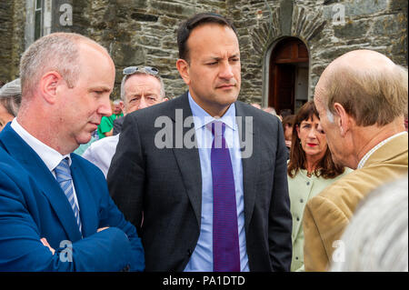 Dunmanway, West Cork, Irland. Juli 2018. Taoiseach Leo Varadkar besuchte heute Dunmanway, um den Geburtsort und die letzte Ruhestätte von Sam Maguire zu sehen. Er besuchte auch die Sam Maguire Glocken in der St. Mary's Church. Der Taoiseach hört einem Einheimischen aufmerksam zu. Quelle: AG News/Alamy Live News. Stockfoto