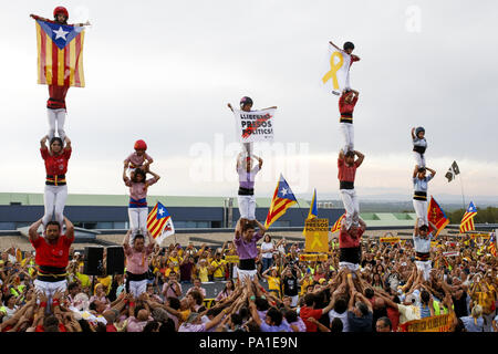 Tarragona, Katalonien, Spanien. 20. Juli 2018. Juli 20, 2018 Tarragona, Katalonien, Spanien - im Zuchthaus Zentrum von Mas bereichern. Castellers in der außerhalb des Gefängnisses von Tarragona fordern die Freiheit des inhaftierten Katalanischen Führer und die Rückkehr der im Exil. Quelle: Eric Alonso/ZUMA Draht/Alamy leben Nachrichten Stockfoto