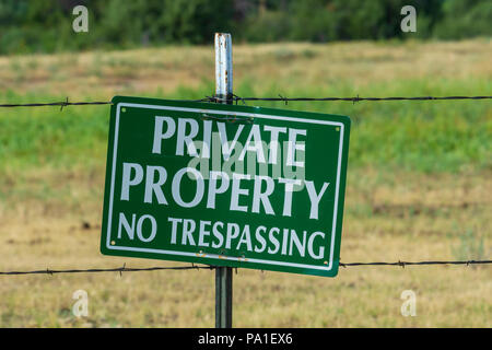 Privates Eigentum Warnschild hängt Stacheldraht zaun, Castle Rock Colorado USA. Stockfoto