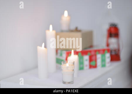 Unscharfes Bild. Kerzen und Geschenkboxen. Foto mit Kopie Raum Stockfoto