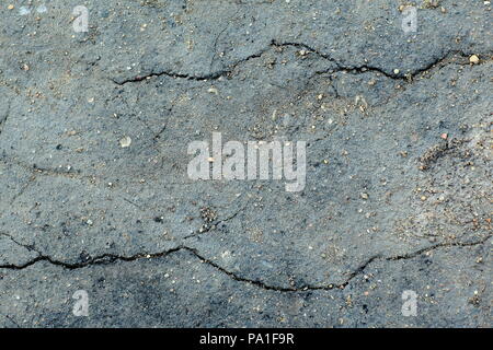 Zusammenfassung Hintergrund. Risse im alten Asphalt. Foto mit Kopie Raum Stockfoto