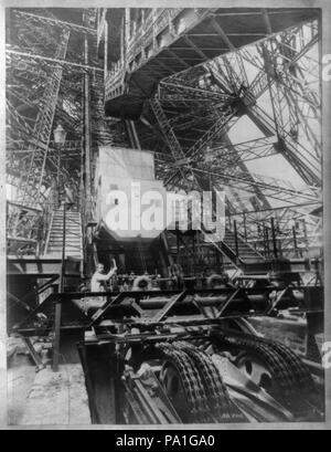 610 Eiffelturm Maschinen mit Mann neben Rad, Aufzug wirft (), während der Pariser Weltausstellung LCCN 90714899 Stockfoto