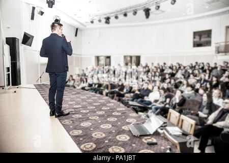 Lautsprecher spricht auf einer Konferenz vor Unternehmern und Journalisten Stockfoto