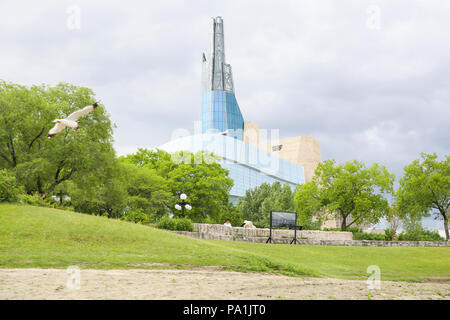 Winnipeg, Manitoba/Kanada - Juni 6, 2017: schönen grünen Park, kanadischen Museum für Menschenrechte im Hintergrund. Stockfoto