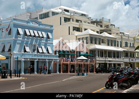 Geschäfte entlang der Front Street bieten für Touristen in Hamilton, die Hauptstadt von Bermuda. Stockfoto