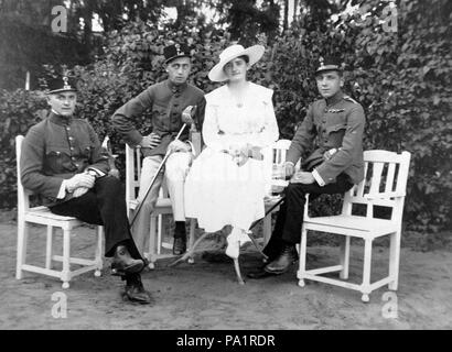 653 Erster Weltkrieg, Tableau, Männer, Frau, Soldat, Uniform, Schwert, Garten, Hut, Gartenmöbel Fortepan 2419 Stockfoto