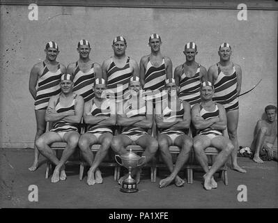 254 SLNSW 29591 North Bondi Surf Life Saving Team gewinnt NWhitehead Trophy InterClub Relais 19421943 Stockfoto