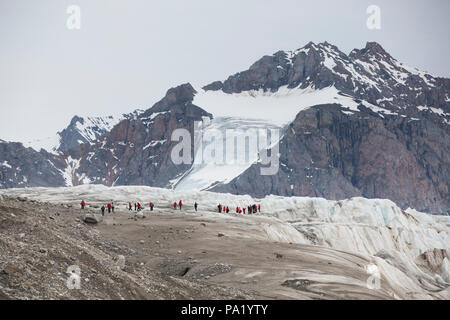 Touristen auf einem Gletscher in Spitzbergen Arktis Stockfoto