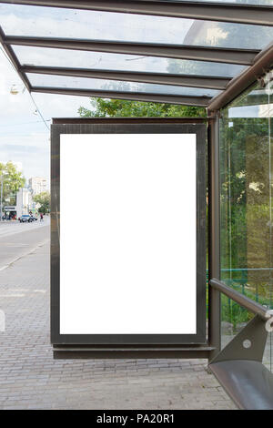 Leere Plakatwand mockup in Bus Stop. Stockfoto